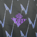 Real Betis 2026, Camiseta Betis pre-juego, Jersey Betis pre-match, Ropa oficial Real Betis, Camiseta negra y púrpura, Camiseta entrenamiento Betis, Regalo fútbol hombre Betis, Estilo Bloke Core, Camiseta bética 25/26, Comprar camiseta barata, Tienda Hincha Futbolero.