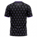 Real Betis 2026, Camiseta Betis pre-juego, Jersey Betis pre-match, Ropa oficial Real Betis, Camiseta negra y púrpura, Camiseta entrenamiento Betis, Regalo fútbol hombre Betis, Estilo Bloke Core, Camiseta bética 25/26, Comprar camiseta barata, Tienda Hincha Futbolero.