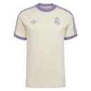 camiseta casual del Real Madrid temporada 2025 2026 color amarillo y púrpura para hombre de Tienda Hincha Futbolero, Real Madrid Casual, Real Madrid 2025/26, Ropa casual Real Madrid, Real Madrid amarillo púrpura, Moda Real Madrid, Comprar ropa Real Madrid oficial, Calidad premium merengue, Estilo urbano Real Madrid, Santiago Bernabéu moda.