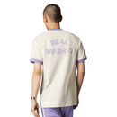 camiseta casual del Real Madrid temporada 2025 2026 color amarillo y púrpura para hombre de Tienda Hincha Futbolero, Real Madrid Casual, Real Madrid 2025/26, Ropa casual Real Madrid, Real Madrid amarillo púrpura, Moda Real Madrid, Comprar ropa Real Madrid oficial, Calidad premium merengue, Estilo urbano Real Madrid, Santiago Bernabéu moda.
