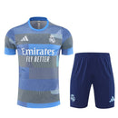 Conjunto hombre Real Madrid entrenamiento temporada 2025 2026 camiseta color azul-gris y pantalón corto azul marino calidad 1.1 oficial, Real Madrid 2025, Conjunto entrenamiento Madrid, Real Madrid 25/26 azul, Camiseta entrenamiento azul Madrid, Ropa barata Real Madrid, Calidad 1.1 Madrid, Moda madridista 2026, Tienda Hincha Futbolero, Hala Madrid, Bloke Core Madrid.