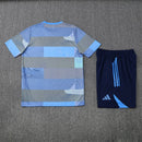 Conjunto hombre Real Madrid entrenamiento temporada 2025 2026 camiseta color azul-gris y pantalón corto azul marino calidad 1.1 oficial, Real Madrid 2025, Conjunto entrenamiento Madrid, Real Madrid 25/26 azul, Camiseta entrenamiento azul Madrid, Ropa barata Real Madrid, Calidad 1.1 Madrid, Moda madridista 2026, Tienda Hincha Futbolero, Hala Madrid, Bloke Core Madrid.