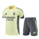 Conjunto hombre Real Madrid entrenamiento temporada 2025 2026 camiseta amarilla y pantalón corto gris calidad 1.1 oficial, Real Madrid 2025, Conjunto entrenamiento Madrid, Real Madrid 25/26 amarillo, Camiseta entrenamiento amarilla Madrid, Ropa barata Real Madrid, Calidad 1.1 Madrid, Moda madridista 2026, Tienda Hincha Futbolero, Hala Madrid, Bloke Core Madrid.