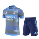 Conjunto hombre Real Madrid entrenamiento temporada 2025 2026 camiseta color azul-gris y pantalón corto azul marino calidad 1.1 oficial, Real Madrid 2025, Conjunto entrenamiento Madrid, Real Madrid 25/26 azul, Camiseta entrenamiento azul Madrid, Ropa barata Real Madrid, Calidad 1.1 Madrid, Moda madridista 2026, Tienda Hincha Futbolero, Hala Madrid, Bloke Core Madrid.
