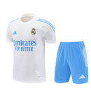 Real Madrid 2026 entrenamiento, Conjunto hombre Real Madrid, Camiseta blanca Real Madrid, Pantalón azul Real Madrid, Ropa oficial Real Madrid, Kit entrenamiento fútbol hombre, Regalo fútbol hombre Real Madrid, Equipación Valdebebas, Comprar conjunto barato, Tienda Hincha Futbolero.