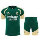 Conjunto hombre Real Madrid temporada 2026 2027 oficial camiseta y pantalón corto verde esmeralda detalles dorados fútbol técnica transpirable entrenamiento galáctico Bernabéu.