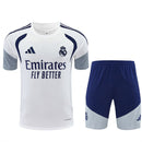 Conjunto hombre Real Madrid temporada 2026 2027 oficial camiseta blanca y pantalón corto azul marino fútbol técnica transpirable entrenamiento galáctico Bernabéu.