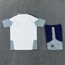 Conjunto hombre Real Madrid temporada 2026 2027 oficial camiseta blanca y pantalón corto azul marino fútbol técnica transpirable entrenamiento galáctico Bernabéu.