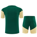 Conjunto hombre Real Madrid temporada 2026 2027 oficial camiseta y pantalón corto verde esmeralda detalles dorados fútbol técnica transpirable entrenamiento galáctico Bernabéu.