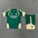 Conjunto hombre Real Madrid temporada 2026 2027 oficial camiseta y pantalón corto verde esmeralda detalles dorados fútbol técnica transpirable entrenamiento galáctico Bernabéu.