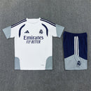 Conjunto hombre Real Madrid temporada 2026 2027 oficial camiseta blanca y pantalón corto azul marino fútbol técnica transpirable entrenamiento galáctico Bernabéu.