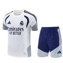Conjunto hombre Real Madrid temporada 2026 2027 oficial camiseta blanca y pantalón corto azul marino fútbol técnica transpirable entrenamiento galáctico Bernabéu.
