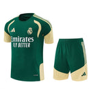 Conjunto hombre Real Madrid temporada 2026 2027 oficial camiseta y pantalón corto verde esmeralda detalles dorados fútbol técnica transpirable entrenamiento galáctico Bernabéu.
