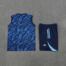 Real Madrid 2026, Conjunto entrenamiento Madrid, Camiseta sin mangas Real Madrid, Short azul marino Madrid, Ropa oficial Real Madrid, Jersey Madrid 25/26 navy, Regalo fútbol hombre Madrid, Kit entrenamiento galáctico, Bloke Core fitness, Comprar conjunto barato, Tienda Hincha Futbolero.