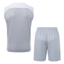 Conjunto hombre entrenamiento Real Madrid temporada 2025 2026 camiseta sin mangas gris pantalón corto gris técnica transpirable oficial merengue travel.