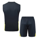 Conjunto hombre entrenamiento Real Madrid temporada 2025 2026 camiseta sin mangas y pantalón corto gris oficial fútbol técnica transpirable.