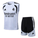 Conjunto entrenamiento Real Madrid 2026 2027 hombre sin mangas camiseta blanca y pantalón corto negro escudo oficial Madrid entrenamiento Pro 26/27 vista frontal.