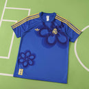 Camiseta oficial Real Madrid edición especial Cultural Story 2025 2026 color azul para hombre de Tienda Hincha Futbolero, Real Madrid Cultural Story, Real Madrid 2025/26, Camiseta Real Madrid azul, Ropa oficial Real Madrid, Comprar camiseta Real Madrid exclusiva, Calidad premium merengue, Arte Real Madrid, Moda Santiago Bernabéu, Real Madrid 2026 limitada.