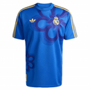 Camiseta oficial Real Madrid edición especial Cultural Story 2025 2026 color azul para hombre de Tienda Hincha Futbolero, Real Madrid Cultural Story, Real Madrid 2025/26, Camiseta Real Madrid azul, Ropa oficial Real Madrid, Comprar camiseta Real Madrid exclusiva, Calidad premium merengue, Arte Real Madrid, Moda Santiago Bernabéu, Real Madrid 2026 limitada.