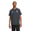 Polo oficial Real Madrid edición especial Lifestyle 2025 2026 color gris oscuro para hombre de Tienda Hincha Futbolero, Polo Real Madrid, Real Madrid Lifestyle, Ropa casual Real Madrid, Real Madrid gris oscuro, Polo oficial Real Madrid 2026, Comprar ropa Madrid online, Calidad premium merengue, Santiago Bernabéu moda, Edición especial Madrid.