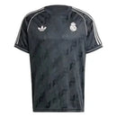Polo oficial Real Madrid edición especial Lifestyle 2025 2026 color gris oscuro para hombre de Tienda Hincha Futbolero, Polo Real Madrid, Real Madrid Lifestyle, Ropa casual Real Madrid, Real Madrid gris oscuro, Polo oficial Real Madrid 2026, Comprar ropa Madrid online, Calidad premium merengue, Santiago Bernabéu moda, Edición especial Madrid.