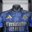 Camiseta hombre Real Madrid temporada 2025 2026 edición especial azul marino con detalles en oro versión jugador auténtica calidad 1.1 oficial, Real Madrid 2025, Camiseta Madrid especial, Real Madrid 25/26 azul oro, Camiseta auténtica Madrid, Ropa barata Real Madrid, Calidad 1.1 Madrid, Moda madridista 2026, Tienda Hincha Futbolero, Hala Madrid, Bloke Core Madrid.