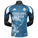 Camiseta hombre Real Madrid edición especial Dragon temporada 2025 2026 azul versión jugador auténtica grafismos sublimados calidad 1.1 oficial, Real Madrid 2025, Camiseta Madrid Dragon, Real Madrid edición especial 25/26, Camiseta azul Madrid, Camiseta barata Real Madrid, Calidad 1.1 Madrid, La Liga 2026, Tienda Hincha Futbolero, Hala Madrid, Bloke Core Dragon.