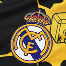 Camiseta del Real Madrid 2025 2026 edición especial Marvel para hombre negra de colección oficial de superhéroes Tienda Hincha Futbolero, Camiseta Real Madrid Marvel 2025, Jersey Real Madrid edición especial negro, Camiseta Real Madrid Vengadores 2026, Camiseta del Real Madrid original hombre, Comprar camiseta de colección Real Madrid, Calidad premium Real Madrid Marvel, Camiseta fútbol superhéroes, Ropa urbana blockecore, Jersey de colección madridista.