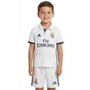 Conjunto infantil retro Real Madrid 2016 2017 primera equipación blanca con detalles morados calidad 1.1 premium época Cristiano Ronaldo la duodécima Champions oficial, Real Madrid infantil retro, Conjunto niño Madrid 2017 blanco, Ropa Real Madrid niños retro, Equipación Madrid junior 16/17, Calidad 1.1 infantil, Tienda Hincha Futbolero, Regalo niño Real Madrid fútbol, Camiseta blanca y morada Madrid niño retro, Madrid Kids Retro 2016.