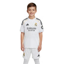 Conjunto infantil completo Real Madrid primera equipación blanco camiseta y pantalón corto temporada 2025 2026 calidad 1.1 oficial, Real Madrid 2026, Conjunto infantil Real Madrid, Kit niños Real Madrid blanco, Equipación Real Madrid barata, Calidad 1.1 Madridista, Tienda Hincha Futbolero, Mbappé niños 2026, Ropa fútbol niños Madrid, Camiseta blanca Real Madrid niños, Regalo fútbol niños.