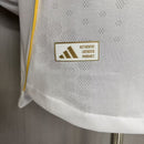Camiseta hombre Real Madrid temporada 2025 2026 primera equipación blanca manga larga versión jugador auténtica tejido técnico calidad 1.1 oficial,Real Madrid 2025, Camiseta Real Madrid jugador, Real Madrid manga larga, Madrid Authentic 25/26, Camiseta blanca Madrid, Camiseta barata Real Madrid, Calidad 1.1 Madrid, La Liga 2026, Tienda Hincha Futbolero, Hala Madrid, Bloke Core Lujo.