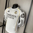 Camiseta hombre Real Madrid temporada 2025 2026 primera equipación blanca manga larga versión jugador auténtica tejido técnico calidad 1.1 oficial,Real Madrid 2025, Camiseta Real Madrid jugador, Real Madrid manga larga, Madrid Authentic 25/26, Camiseta blanca Madrid, Camiseta barata Real Madrid, Calidad 1.1 Madrid, La Liga 2026, Tienda Hincha Futbolero, Hala Madrid, Bloke Core Lujo.