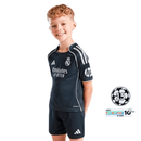 Real Madrid 2026, Conjunto Real Madrid infantil, Equipación niños Real Madrid II, Camiseta Real Madrid niño 2026, Kit de fútbol junior con parche, Regalo fútbol niños Madrid, Ropa oficial Real Madrid, Pantalón niño Real Madrid, Comprar conjunto infantil barato, Tienda Hincha Futbolero.