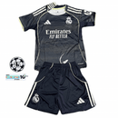 Real Madrid 2026, Conjunto Real Madrid infantil, Equipación niños Real Madrid II, Camiseta Real Madrid niño 2026, Kit de fútbol junior con parche, Regalo fútbol niños Madrid, Ropa oficial Real Madrid, Pantalón niño Real Madrid, Comprar conjunto infantil barato, Tienda Hincha Futbolero.