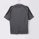 Camiseta oficial Real Madrid tercera equipación temporada 2005 2006 retro color gris para hombre de Tienda Hincha Futbolero, Camiseta Real Madrid retro, Real Madrid 05/06, Ropa Real Madrid vintage, Comprar camiseta Real Madrid gris, Merengues, Santiago Bernabéu, Galácticos, Fútbol español, Camisetas fútbol retro, Retro Real Madrid 2006, Historia Real Madrid, Colección Madrid, Liga Española.