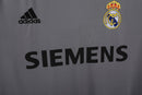 Camiseta oficial Real Madrid tercera equipación temporada 2005 2006 retro color gris para hombre de Tienda Hincha Futbolero, Camiseta Real Madrid retro, Real Madrid 05/06, Ropa Real Madrid vintage, Comprar camiseta Real Madrid gris, Merengues, Santiago Bernabéu, Galácticos, Fútbol español, Camisetas fútbol retro, Retro Real Madrid 2006, Historia Real Madrid, Colección Madrid, Liga Española.