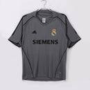 Camiseta oficial Real Madrid tercera equipación temporada 2005 2006 retro color gris para hombre de Tienda Hincha Futbolero, Camiseta Real Madrid retro, Real Madrid 05/06, Ropa Real Madrid vintage, Comprar camiseta Real Madrid gris, Merengues, Santiago Bernabéu, Galácticos, Fútbol español, Camisetas fútbol retro, Retro Real Madrid 2006, Historia Real Madrid, Colección Madrid, Liga Española.