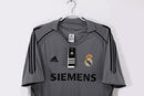 Camiseta oficial Real Madrid tercera equipación temporada 2005 2006 retro color gris para hombre de Tienda Hincha Futbolero, Camiseta Real Madrid retro, Real Madrid 05/06, Ropa Real Madrid vintage, Comprar camiseta Real Madrid gris, Merengues, Santiago Bernabéu, Galácticos, Fútbol español, Camisetas fútbol retro, Retro Real Madrid 2006, Historia Real Madrid, Colección Madrid, Liga Española.