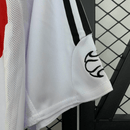 Camiseta hombre retro River Plate primera equipación blanca con banda roja temporada 2006 2007 calidad 1.1 oficial, River Plate retro 2006, Camiseta River 2007, Camiseta antigua River Plate, Jersey River vintage 06/07, Calidad 1.1 River, Tienda Hincha Futbolero, Fútbol Argentino clásico, Bloke Core River, Regalo fútbol hombre River, Camiseta River banda roja retro.