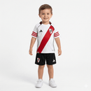 Conjunto infantil primera equipación River Plate camiseta blanca con banda roja y pantalón negro temporada 2025 2026 calidad 1.1 oficial, River Plate infantil 2025, Conjunto niño River blanco negro, Ropa River Plate niños entrenamiento, Equipación River junior 25/26, Calidad 1.1 infantil, Tienda Hincha Futbolero, Regalo niño River fútbol, Camiseta River niño 2026, River Kids Home Kit.