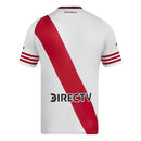Camiseta hombre River Plate temporada 2025 2026 primera equipación blanca con banda roja diagonal escudo bordado calidad 1.1 oficial, River Plate 2025, Camiseta River banda roja, River 2026, El Millonario, Camiseta barata River, Calidad 1.1 River, Argentina 2026, Tienda Hincha Futbolero, River Home Jersey.