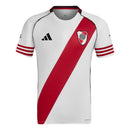Camiseta hombre River Plate temporada 2025 2026 primera equipación blanca con banda roja diagonal escudo bordado calidad 1.1 oficial, River Plate 2025, Camiseta River banda roja, River 2026, El Millonario, Camiseta barata River, Calidad 1.1 River, Argentina 2026, Tienda Hincha Futbolero, River Home Jersey.