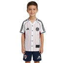 River Plate 2026, Conjunto niño River, Camiseta básquet River Plate, River US Pack infantil, Ropa oficial River kids, Kit baloncesto niño 25/26, Regalo infantil River Plate, Musculosa River blanca, Comprar conjunto barato, Tienda Hincha Futbolero.