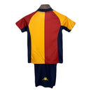 Conjunto infantil retro AS Roma 2001 2002 primera equipación bordó y amarilla con pantalón azul marino calidad 1.1 premium época Francesco Totti oficial, Roma infantil retro, Conjunto niño Roma 2001, Ropa AS Roma niños retro, Equipación Roma junior 01/02, Calidad 1.1 infantil bordó, Tienda Hincha Futbolero, Regalo niño Roma fútbol, Camiseta bordó Roma niño retro, Roma Kids Retro 2001 Totti.