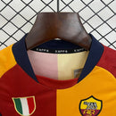 Conjunto infantil retro AS Roma 2001 2002 primera equipación bordó y amarilla con pantalón azul marino calidad 1.1 premium época Francesco Totti oficial, Roma infantil retro, Conjunto niño Roma 2001, Ropa AS Roma niños retro, Equipación Roma junior 01/02, Calidad 1.1 infantil bordó, Tienda Hincha Futbolero, Regalo niño Roma fútbol, Camiseta bordó Roma niño retro, Roma Kids Retro 2001 Totti.
