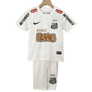 Conjunto infantil retro Santos FC 2012 2013 primera equipación blanco calidad 1.1 premium época Neymar Jr centenario oficial, Santos infantil retro, Conjunto niño Santos 2012 blanco, Ropa Santos FC niños retro, Equipación Santos junior 12/13, Calidad 1.1 infantil, Tienda Hincha Futbolero, Regalo niño Santos fútbol, Camiseta blanca Santos niño retro, Santos Kids Retro Neymar.