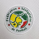 Camiseta hombre selección de Senegal mundial 2002 primera equipación blanca detalles verdes y amarillos retro calidad 1.1 premium Diouf Tienda Hincha Futbolero. Senegal 2002, Camiseta Senegal retro, Ropa Senegal fútbol, Camiseta Senegal 2002 blanca, Calidad 1.1 Senegal, Leones de Teranga Gear, Tienda Hincha Futbolero, Senegal Retro Jersey 2002.