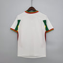 Camiseta hombre selección de Senegal mundial 2002 primera equipación blanca detalles verdes y amarillos retro calidad 1.1 premium Diouf Tienda Hincha Futbolero. Senegal 2002, Camiseta Senegal retro, Ropa Senegal fútbol, Camiseta Senegal 2002 blanca, Calidad 1.1 Senegal, Leones de Teranga Gear, Tienda Hincha Futbolero, Senegal Retro Jersey 2002.