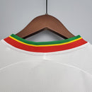 Camiseta hombre selección de Senegal mundial 2002 primera equipación blanca detalles verdes y amarillos retro calidad 1.1 premium Diouf Tienda Hincha Futbolero. Senegal 2002, Camiseta Senegal retro, Ropa Senegal fútbol, Camiseta Senegal 2002 blanca, Calidad 1.1 Senegal, Leones de Teranga Gear, Tienda Hincha Futbolero, Senegal Retro Jersey 2002.