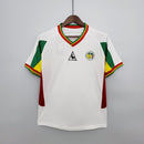 Camiseta hombre selección de Senegal mundial 2002 primera equipación blanca detalles verdes y amarillos retro calidad 1.1 premium Diouf Tienda Hincha Futbolero. Senegal 2002, Camiseta Senegal retro, Ropa Senegal fútbol, Camiseta Senegal 2002 blanca, Calidad 1.1 Senegal, Leones de Teranga Gear, Tienda Hincha Futbolero, Senegal Retro Jersey 2002.